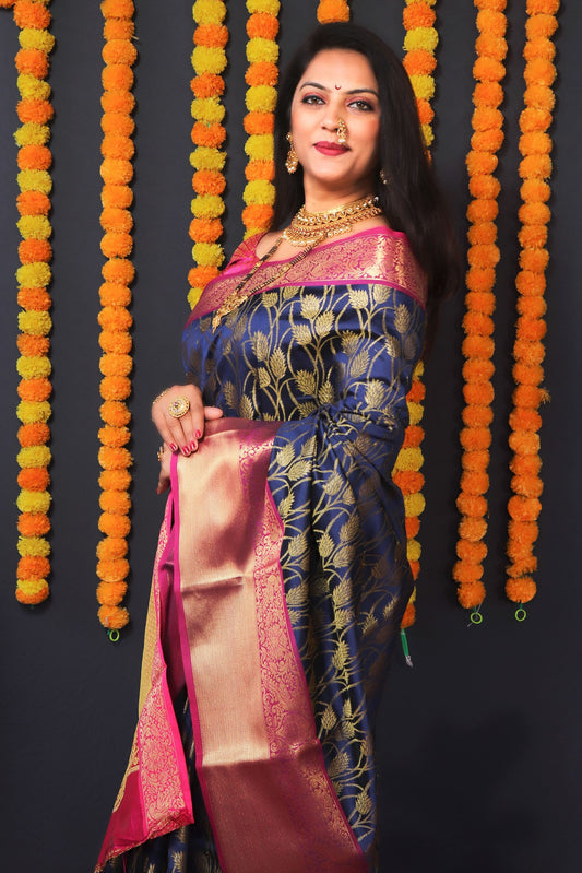 Navy blue color kanchipuram south silk saree and gold zari weaving with contrast bodar and contrast blouse